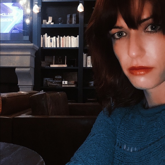 Meet your Posher, Cassandra - Picture 2 of 2